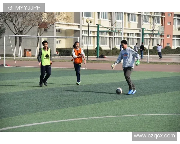 女孩与众多足球明星亲密合影展现青春活力与梦想追逐的美好瞬间