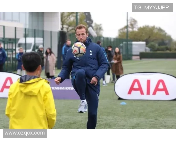 踢毽子与足球明星的完美结合展现运动魅力与文化传承 踢毽子与足球明星的完美结合展现运动魅力与文化传承